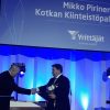 Mikko Pirinen vastaanotti Kotkan kaupungin yrittäjäpalkinnon.