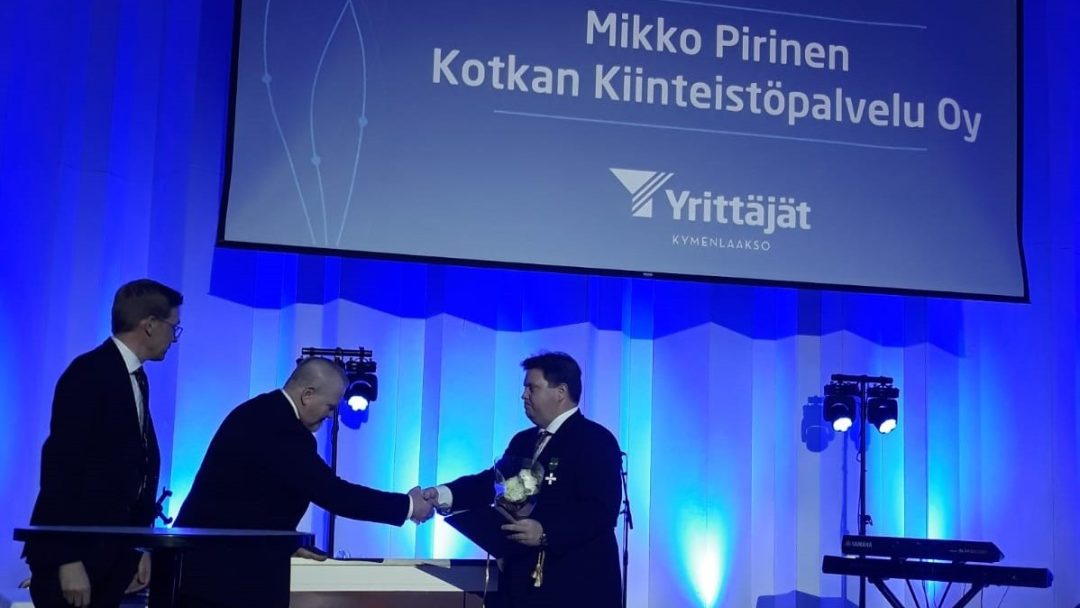 Mikko Pirinen vastaanotti Kotkan kaupungin yrittäjäpalkinnon.