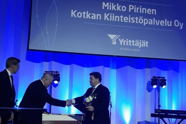 Mikko Pirinen vastaanotti Kotkan kaupungin yrittäjäpalkinnon.